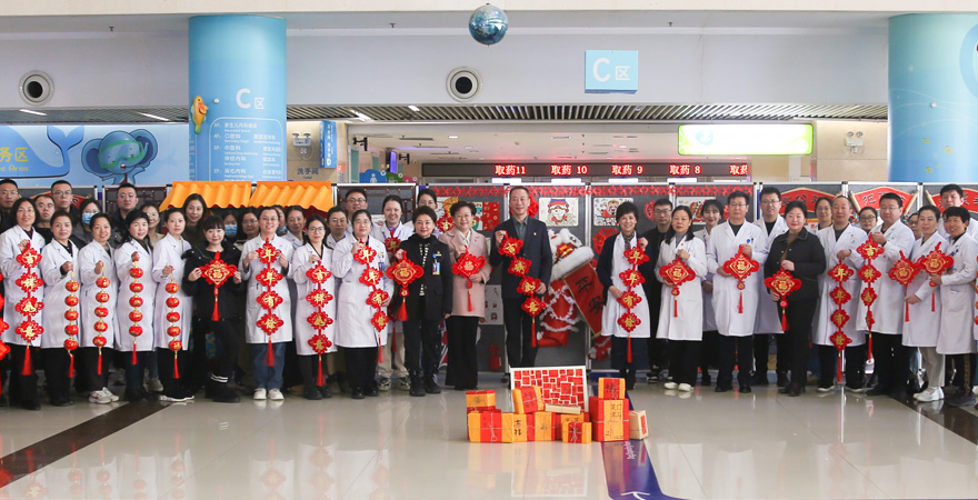 2025年1月26日，新春佳節(jié)來(lái)臨之際，北京兒童醫(yī)院鄭州醫(yī)院、河南省兒童醫(yī)院領(lǐng)導(dǎo)班子攜部分職能科室負(fù)責(zé)人走進(jìn)鄭東院區(qū)、東三街院區(qū)、南院區(qū)、西院區(qū)，慰問(wèn)堅(jiān)守在工作崗位的干部職工，向他們送上新春的祝福。