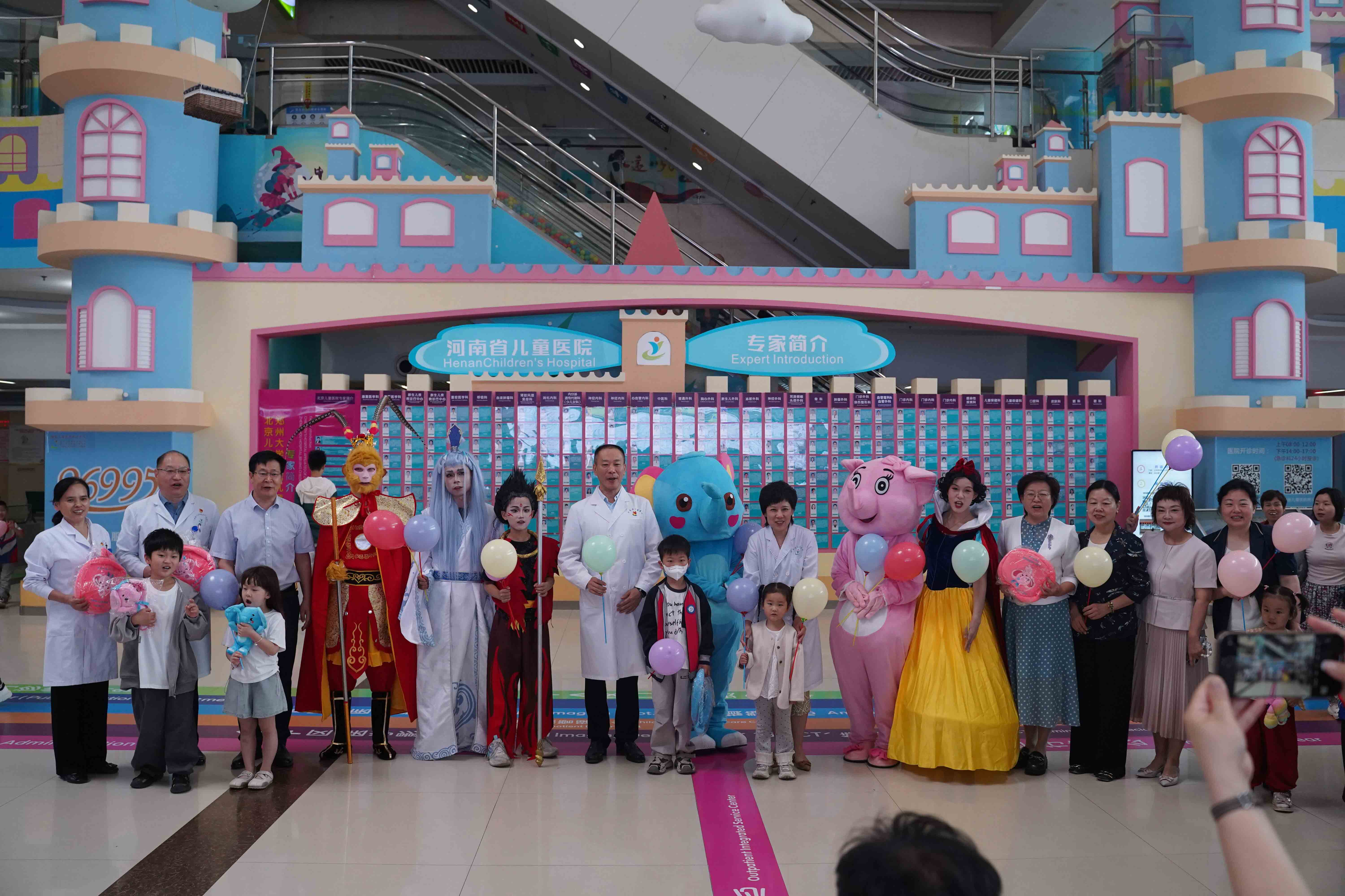 2025年6月1日，河南省兒童醫(yī)院“快樂(lè)六一·健康成長(zhǎng)”主題健康節(jié)盛大開(kāi)啟！四院區(qū)聯(lián)動(dòng)，專(zhuān)家義診、趣味活動(dòng)、驚喜禮物一站式配齊，讓孩子在歡笑中收獲健康知識(shí)，在互動(dòng)中感受醫(yī)學(xué)魅力。