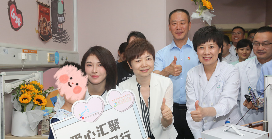 2025年6月22日上午，北京兒童醫(yī)院鄭州醫(yī)院、河南省兒童醫(yī)院第一學(xué)術(shù)報(bào)告廳內(nèi)，中國(guó)紅十字基金會(huì)“奔跑天使行動(dòng)-河南行”啟動(dòng)儀式正式舉行。中國(guó)紅十字基金會(huì)、兒童醫(yī)院等多方代表共同見(jiàn)證這一愛(ài)心時(shí)刻，田徑運(yùn)動(dòng)員、奔跑天使基金“愛(ài)心天使”吳艷妮現(xiàn)場(chǎng)捐贈(zèng)20萬(wàn)元，為首批下肢畸形患兒點(diǎn)亮康復(fù)希望。